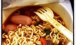 泡椒泡面爆料视频播放,带你领略泡面新吃法，观看人数突破百万！