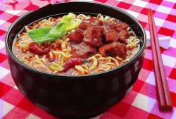 泡椒泡面爆料视频播放,带你领略泡面新吃法，观看人数突破百万！